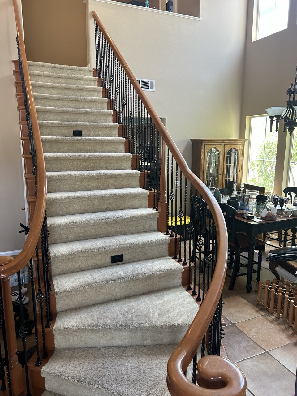 Clean carpeted staircase with even finishing lines
